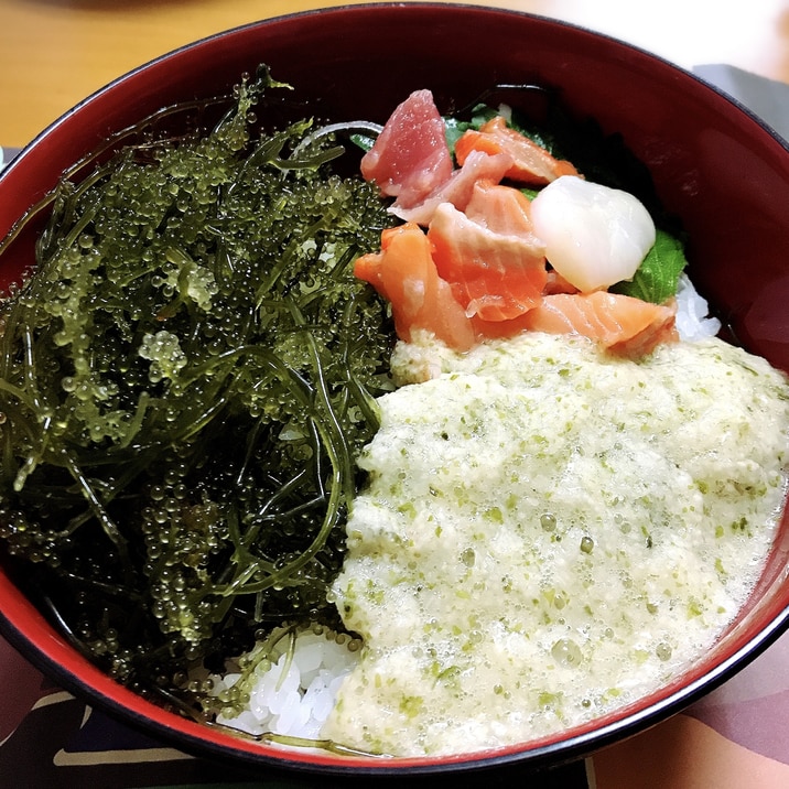 とろろとたっぷり海ぶどう丼